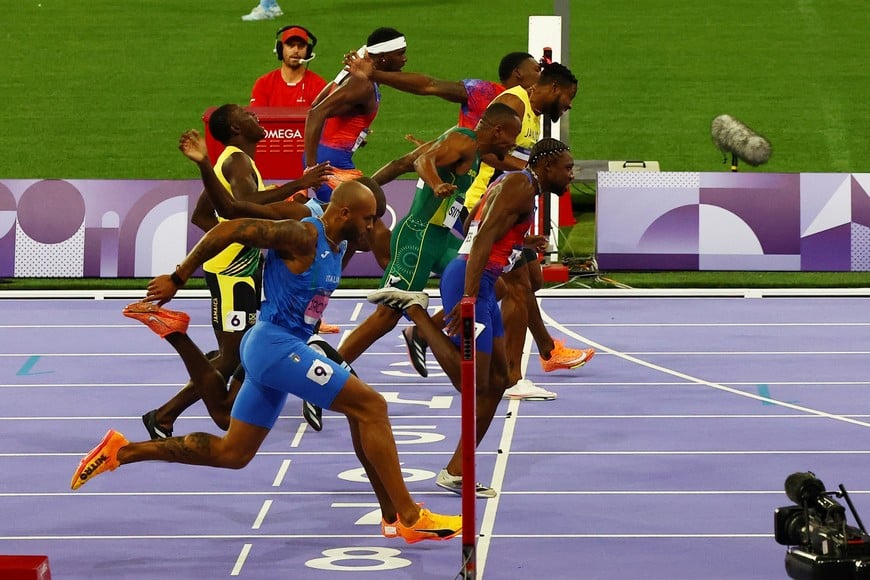 Paris 2024 Olympics - Athletics - Men's 100m Final - Stade de France, Saint-Denis, France - August 04, 2024.
Noah Lyles of United States crosses the line to win gold. REUTERS/Agustin Marcarian
