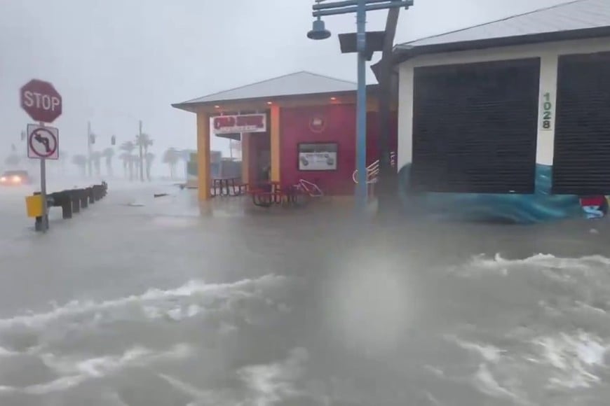 Debby se fortaleció rápidamente hasta transformarse en huracán de categoría 1