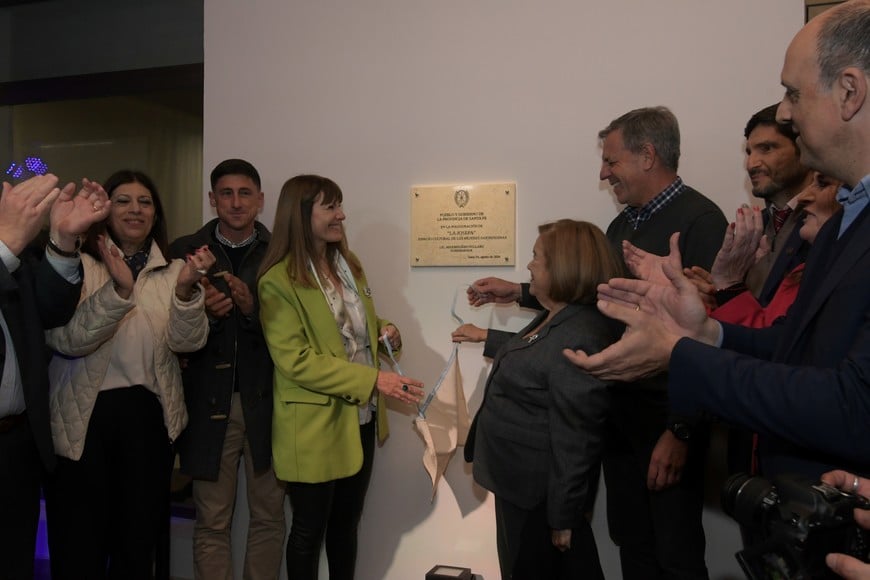 Se descubrió una placa conmemorativa afuera de la vieja casona.