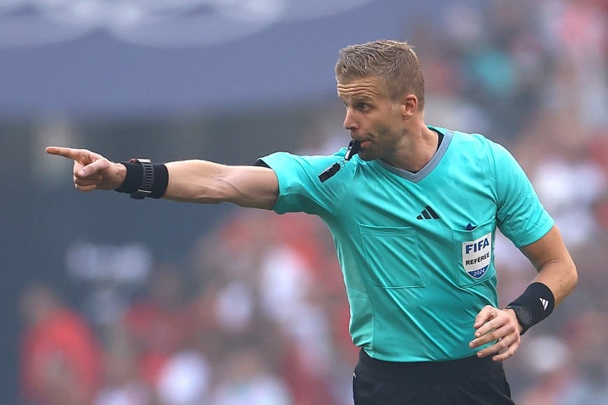 Paris 2024 Olympics - Football - Men's Semi-final - Morocco vs Spain - Marseille Stadium, Marseille, France - August 05, 2024.
Referee Glenn Nyberg reacts. REUTERS/Luisa Gonzalez