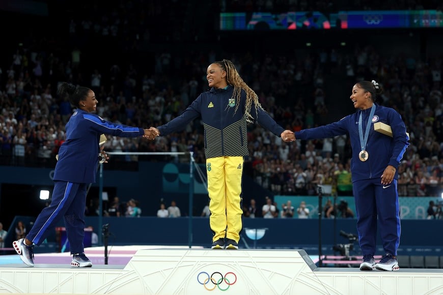 (240805) -- PARIS, 5 agosto, 2024 (Xinhua) -- La medallista de oro Rebeca Andrade (c) de Brasil, la medallista de plata Simone Biles (i) de Estados Unidos y la medallista de bronce Jordan Chiles de Estados Unidos se saludan durante la ceremonia de victoria de los ejercicios de suelo femenino de gimnasia artística en los Juegos Olímpicos de París 2024, en París, Francia, el 5 de agosto de 2024. (Xinhua/Cao Can) (ah) (vf)