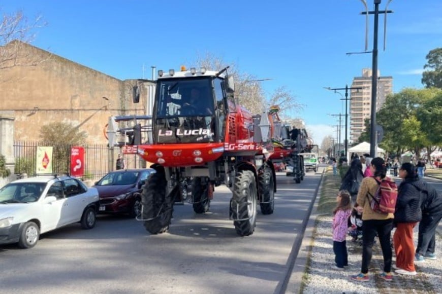 Los venadenses se acercaron a disfrutar de la moderna maquinaria agrícola "en vivo y en directo".