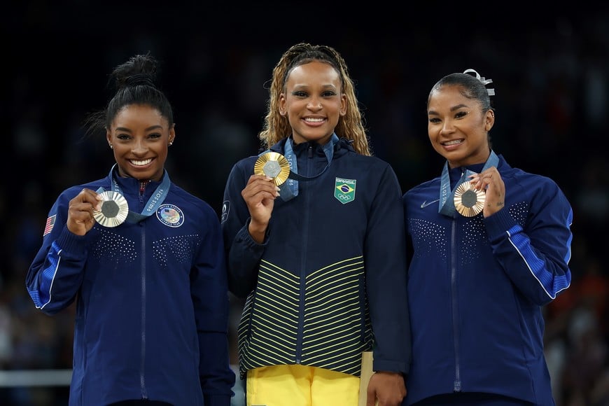 (240805) -- PARIS, 5 agosto, 2024 (Xinhua) -- La medallista de oro Rebeca Andrade (c) de Brasil, la medallista de plata Simone Biles (i) de Estados Unidos y la medallista de bronce Jordan Chiles de Estados Unidos posan para fotografías durante la ceremonia de victoria de los ejercicios de suelo femenino de gimnasia artística en los Juegos Olímpicos de París 2024, en París, Francia, el 5 de agosto de 2024. (Xinhua/Cao Can) (ah) (vf)