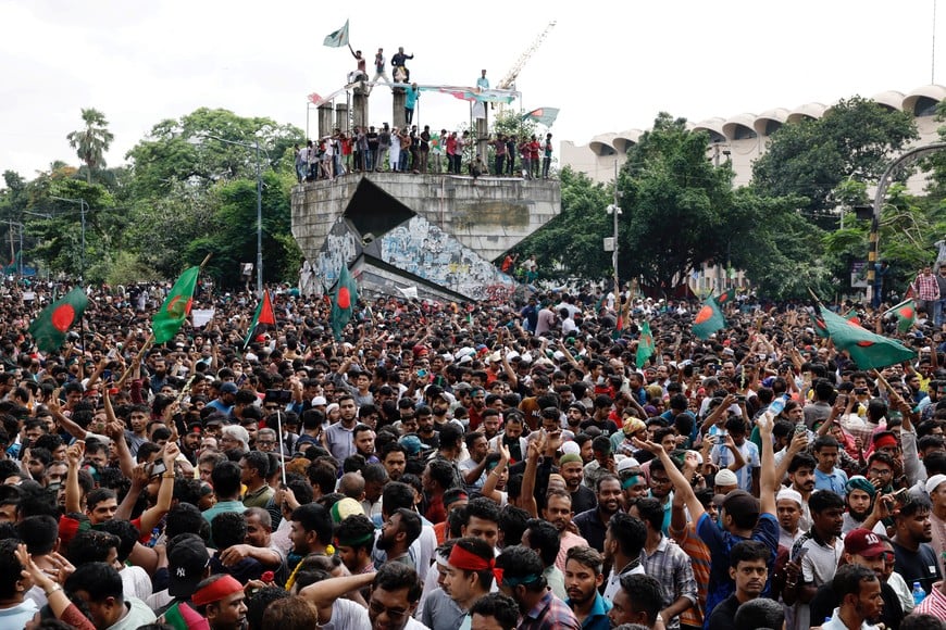 People celebrate the resignation of Bangladeshi Prime Minister Sheikh Hasina in Dhaka, Bangladesh, August 5, 2024. REUTERS/Mohammad Ponir Hossain
