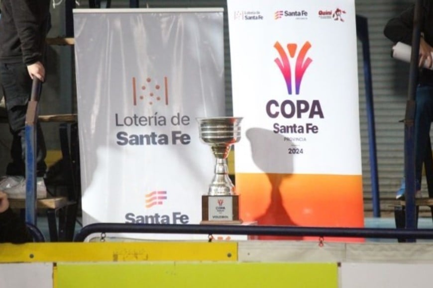 El trofeo de campeón de la Copa Santa Fe estuvo presente en Venado Tuerto. Foto: Javier Calvi