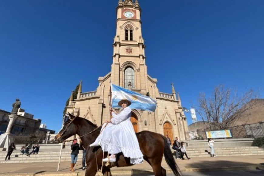 La singular caravana también contó con hombres y mujeres que participaron "de a caballo".