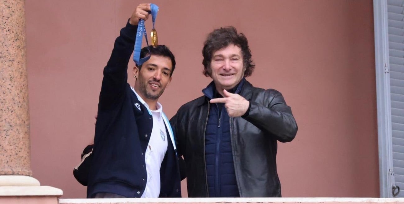Maligno Torres salió junto a Milei al balcón de la Casa Rosada con su medalla de oro