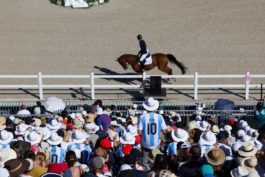 Paris 2024 Olympics - Equestrian - Jumping Individual Qualifier - Chateau de Versailles, Versailles, France - August 05, 2024.
Argentinian supporter watches Jose Maria (jr) Larocca of Argentina riding Finn Lente in action REUTERS/Isabel Infantes