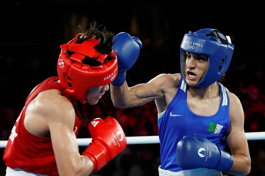 Paris 2024 Olympics - Boxing - Women's 66kg - Semifinal - Roland-Garros Stadium, Paris, France - August 06, 2024. Imane Khelif of Algeria in action against Janjaem Suwannapheng of Thailand. REUTERS/Peter Cziborra     TPX IMAGES OF THE DAY