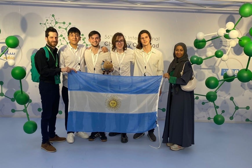 Agustín Boutet, de Sunchales, junto al equipo olímpico en Química, se trajo una medalla de bronce de Arabia Saudita. Para que los chicos participen, la coordinación debió recaudar donaciones de particulares. Crédito: Gentileza