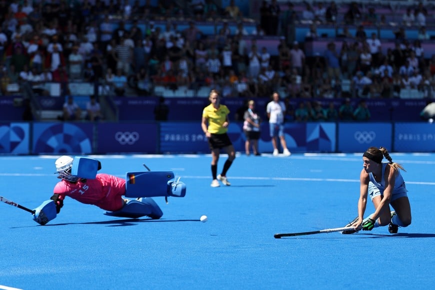 (240805) -- COLOMBES, 5 agosto, 2024 (Xinhua) -- Julieta Jankunas (d) del equipo de Argentina compite durante el partido de cuartos de final femenino de hockey sobre césped entre Argentina y Alemania en los Juegos Olímpicos de París 2024, en Colombes, Francia, el 5 de agosto de 2024. (Xinhua/Ren Pengfei) (jg) (vf)