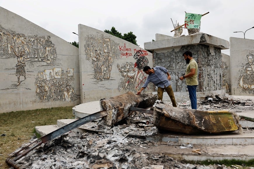 People visit the site of a vandalised statue of Sheikh Mujibur Rahman, father of the Bangladeshi nation, after the resignation of Prime Minister Sheikh Hasina, in Dhaka, Bangladesh, August 6, 2024. REUTERS/Mohammad Ponir Hossain