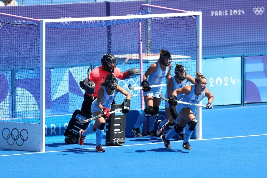 (240805) -- COLOMBES, 5 agosto, 2024 (Xinhua) -- Atletas del equipo de Argentina defienden durante el partido de cuartos de final femenino de hockey sobre césped entre Argentina y Alemania en los Juegos Olímpicos de París 2024, en Colombes, Francia, el 5 de agosto de 2024. (Xinhua/Ren Pengfei) (jg) (vf)