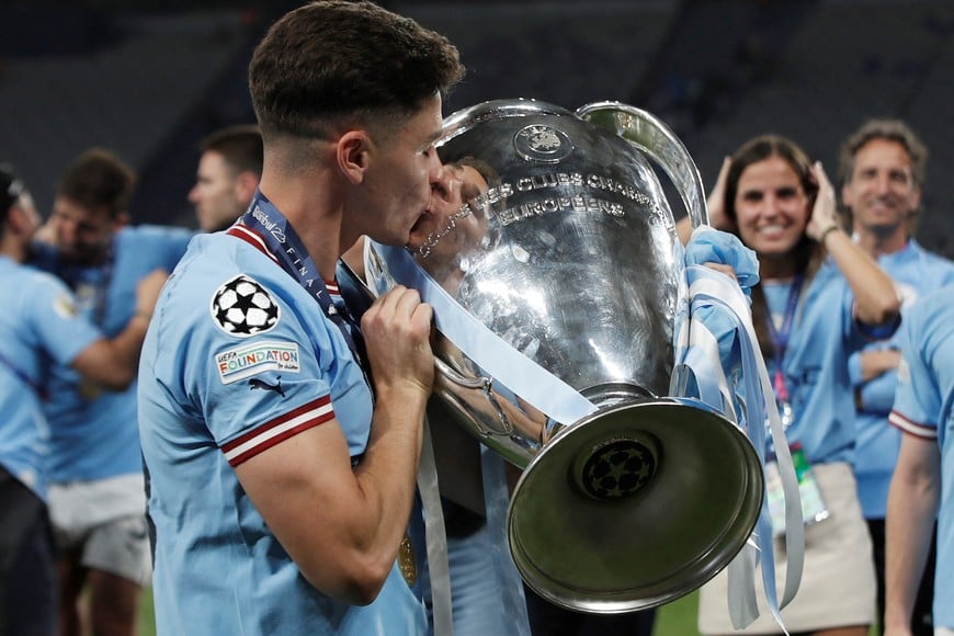 Soccer Football - Champions League Final - Manchester City v Inter Milan - Ataturk Olympic Stadium, Istanbul, Turkey - June 11, 2023
Manchester City's Julian Alvarez celebrates with the trophy after winning the Champions League REUTERS/Dilara Senkaya