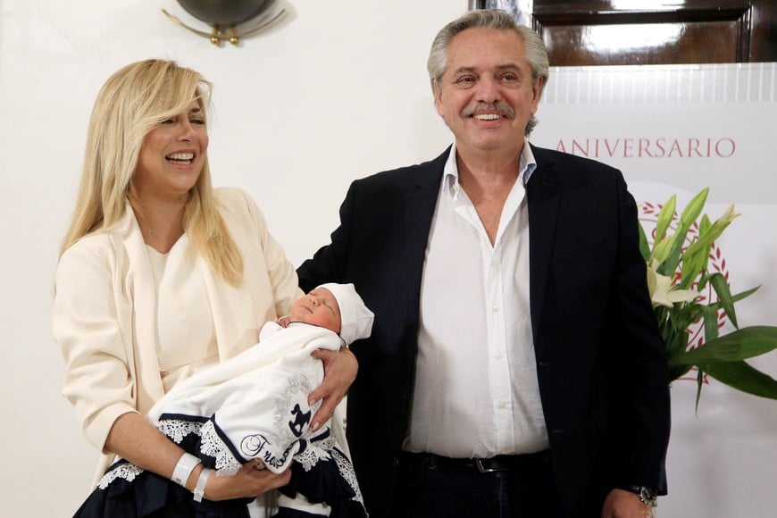 Alberto Fernández y Fabiola Yáñez el día que presentaron a su hijo Francisco. Crédito: NA