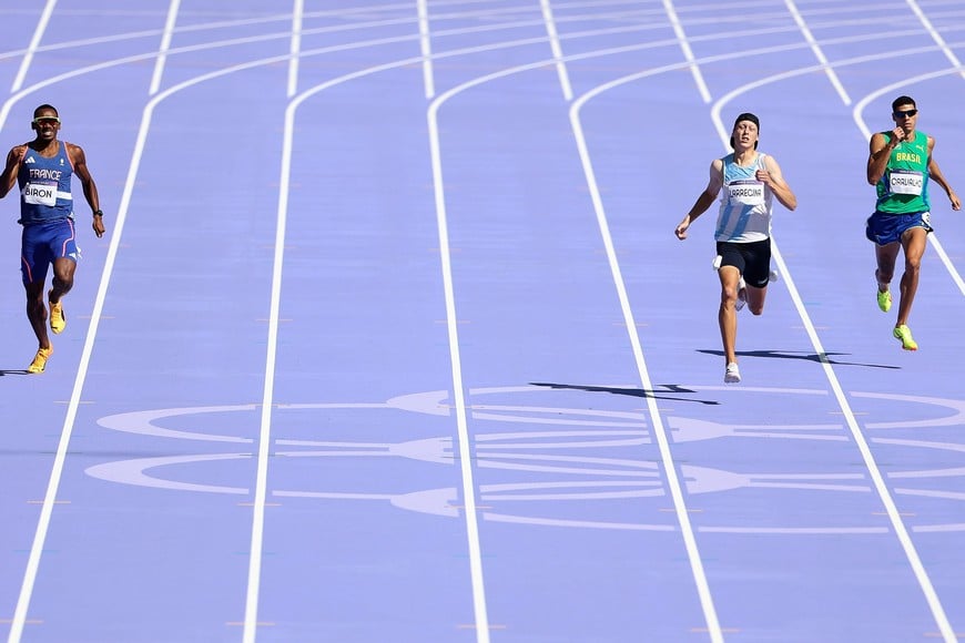 (240805) -- PARIS, 5 agosto, 2024 (Xinhua) -- Elián Larregina (c) de Argentina compite durante la serie de repesca de 400m masculino de atletismo en los Juegos Olímpicos de París 2024, en París, Francia, el 5 de agosto de 2024. (Xinhua/Li Ying) (ah) (vf)