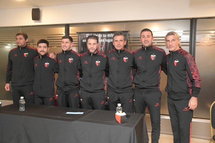 Rodolfo de De Paoli junto a su cuerpo técnico. Crédito: Manuel Fabatía