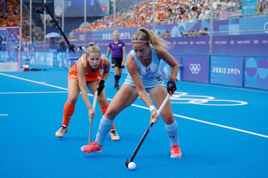 Paris 2024 Olympics - Hockey - Women's Semi-final - Netherlands vs Argentina - Yves-du-Manoir Stadium, Colombes, France - August 07, 2024.
Zoe Diaz de Armas of Argentina in action with Pien Sanders of Netherlands. REUTERS/Anushree Fadnavis