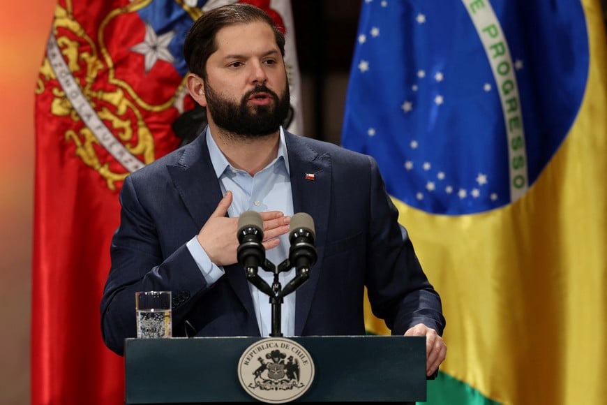 Chile’s President Gabriel Boric delivers a statement along with Brazil’s President Luiz Inacio Lula da Silva (not pictured) at La Moneda government palace, in Santiago, Chile August 5, 2024. REUTERS/Ivan Alvarado