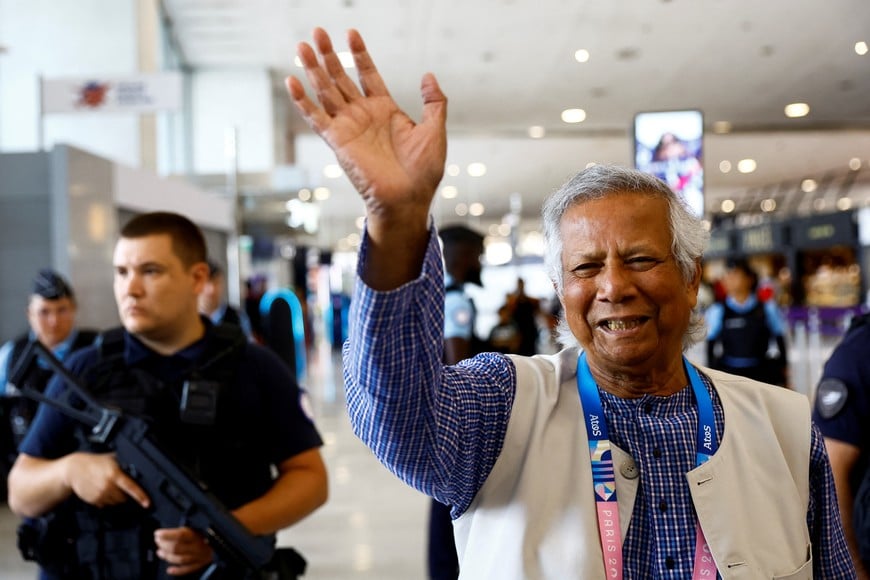 Nobel laureate Muhammad Yunus, who was recommended by Bangladeshi student leaders as the head of the interim government in Bangladesh, waves at Paris Charles de Gaulle airport in Roissy-en-France, France August 7, 2024. REUTERS/Abdul Saboor