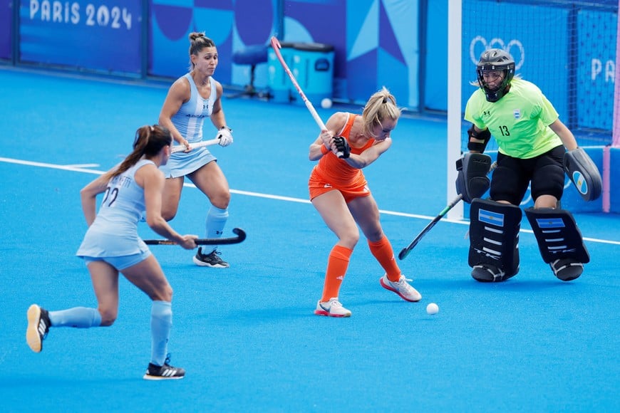 Paris 2024 Olympics - Hockey - Women's Semi-final - Netherlands vs Argentina - Yves-du-Manoir Stadium, Colombes, France - August 07, 2024.
Freeke Moes of Netherlands in action with Cristina Cosentino of Argentina and Eugenia Trinchinetti of Argentina. REUTERS/Adnan Abidi