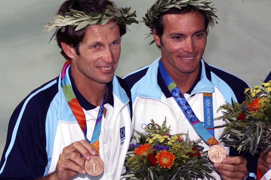 Santiago Lange y Camau Espínola con sus medallas en Atenas 2004.