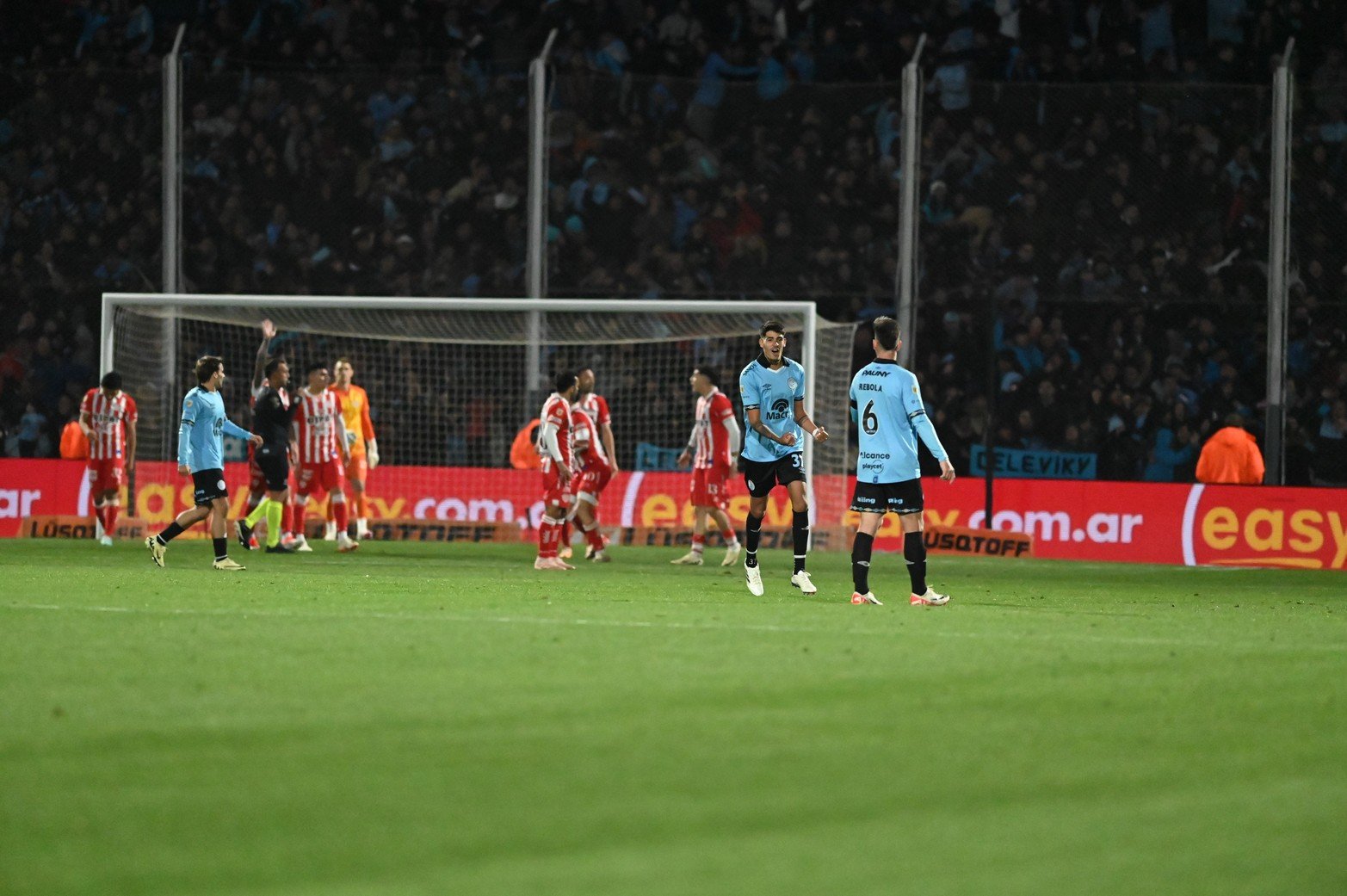 Belgrano festeja el empate con un gol polémico