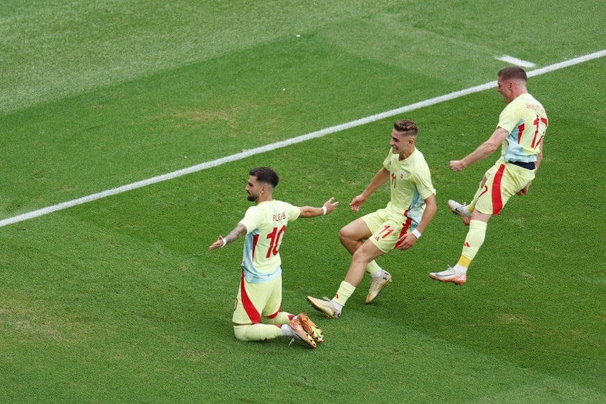 Paris 2024 Olympics - Football - Men's Gold Medal Match - France vs Spain - Parc des Princes, Paris, France - August 09, 2024.
Alex Baena of Spain celebrates with Fermin Lopez of Spain and Sergio Gomez of Spain after scoring their third goal. REUTERS/Isabel Infantes