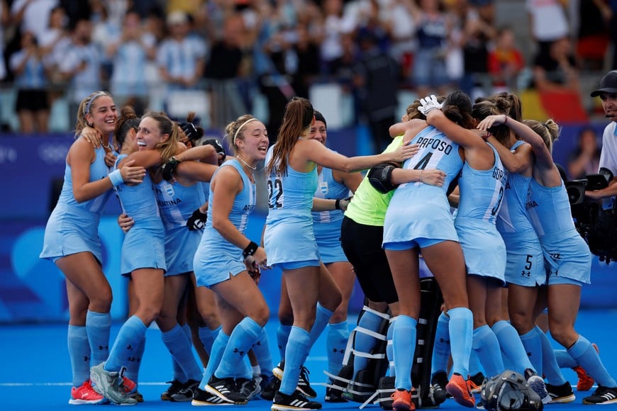 Paris 2024 Olympics - Hockey - Women's Bronze Medal Match - Agentina vs Belgium - Yves-du-Manoir Stadium, Colombes, France - August 09, 2024.
Eugenia Trinchinetti of Argentina, Zoe Diaz de Armas of Argentina, Victoria Sauze Valdez of Argentina, Agostina Alonso of Argentina and Agostina Alonso of Argentina celebrate with teammates winning the match. REUTERS/Adnan Abidi