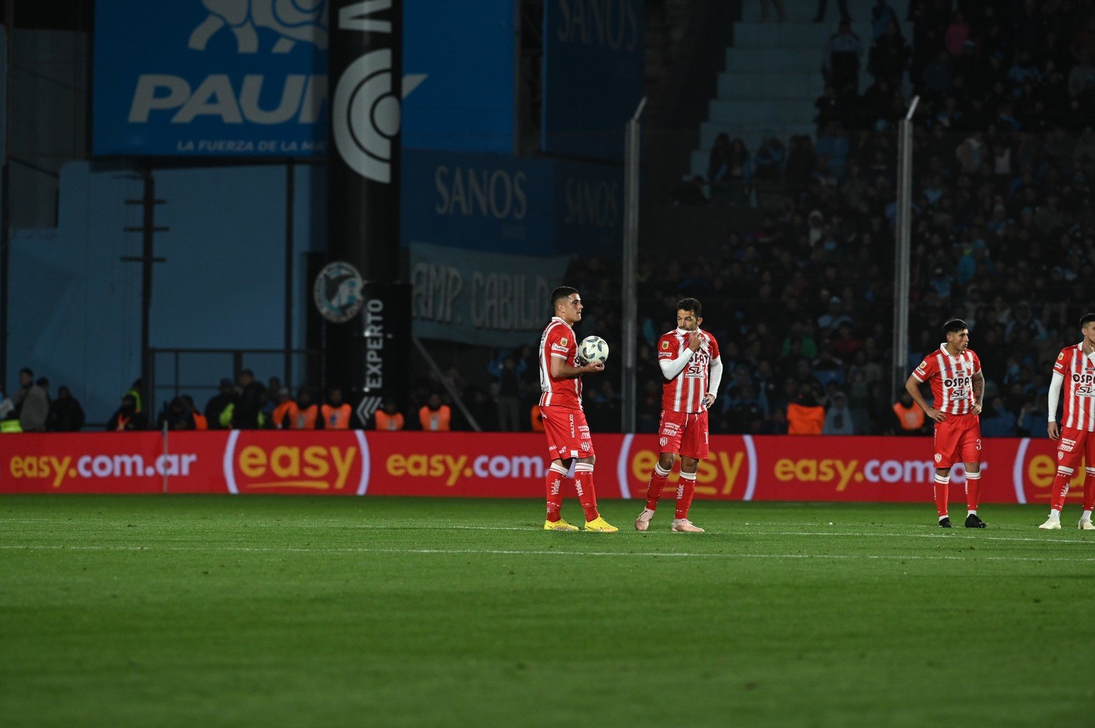 Esperando el chequeo que convalidaría el gol del empate del local