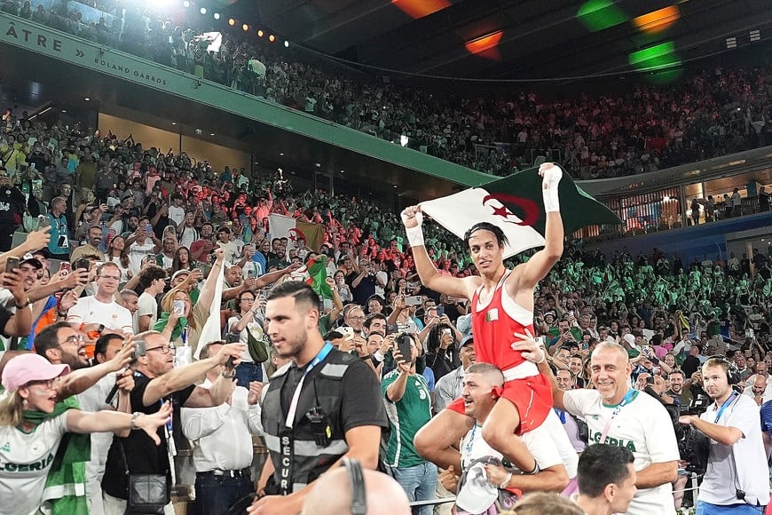 (240809) -- PARIS, 9 agosto, 2024 (Xinhua) -- Imane Khelif de Argelia festeja después de vencer a Yang Liu de China durante la final de 66kg femenino de boxeo en los Juegos Olímpicos de París 2024, en París, Francia, el 9 de agosto de 2024. (Xinhua/Jiang Wenyao) (ra) (vf)