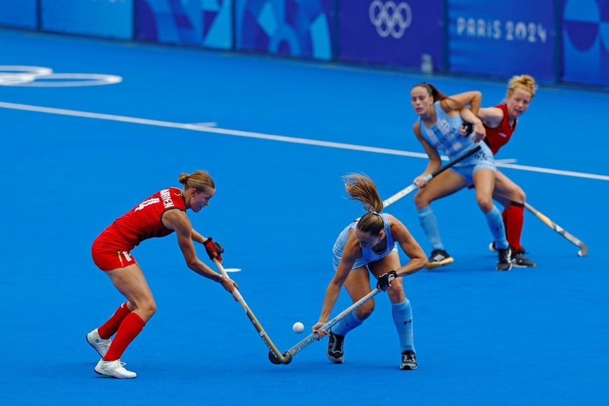 Paris 2024 Olympics - Hockey - Women's Bronze Medal Match - Agentina vs Belgium - Yves-du-Manoir Stadium, Colombes, France - August 09, 2024.
Delphine-Daphne Marien of Belgium in action with Sofia Cairo of Argentina. REUTERS/Anushree Fadnavis