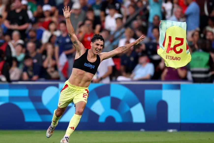 Paris 2024 Olympics - Football - Men's Gold Medal Match - France vs Spain - Parc des Princes, Paris, France - August 09, 2024. 
Sergio Camello of Spain celebrates scoring their fifth goal. REUTERS/Paul Childs     TPX IMAGES OF THE DAY