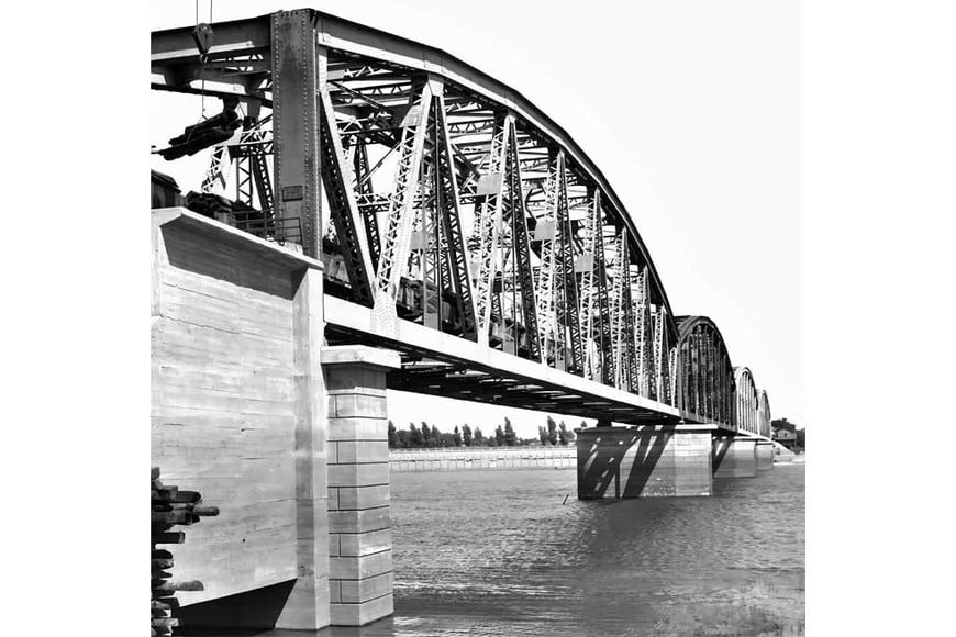 La imponente estructura cruzaba la Setúbal. La imagen fue tomada en lo que hoy es la costanera Este y se pueden ver varios elementos de interés: el tren sobre el puente y de fondo la antigua costanera santafesina. Crédito: Santa Fe Antiguo