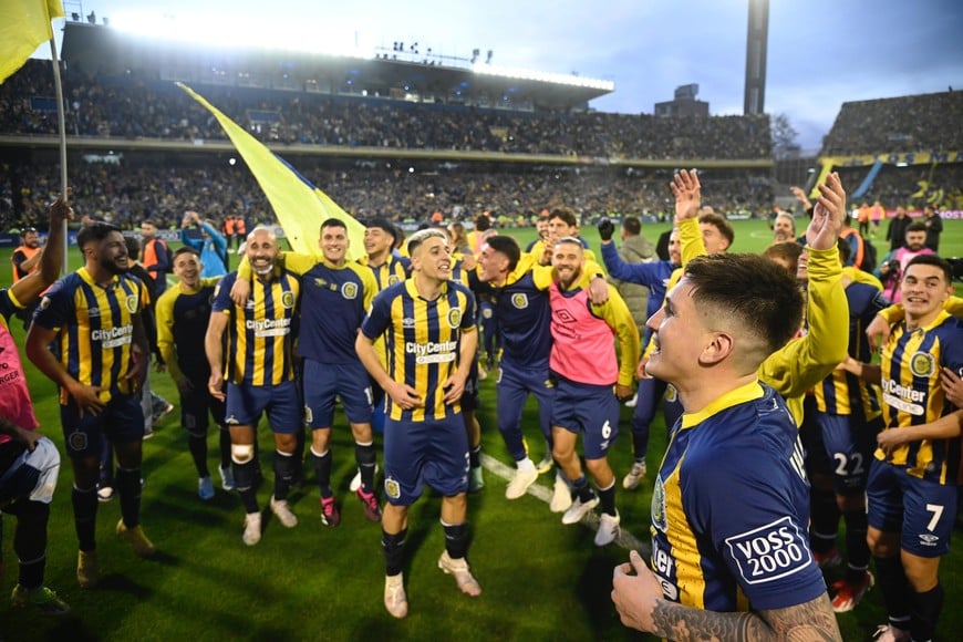 Los jugadores canallas celebraron junto a su gente. Crédito: Marcelo Manera