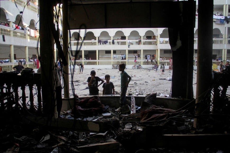 Palestinians look at the damage at the site of an Israeli strike on a school sheltering displaced people, amid the Israel-Hamas conflict, in Gaza City August 10, 2024. REUTERS/Mahmoud Issa     TPX IMAGES OF THE DAY