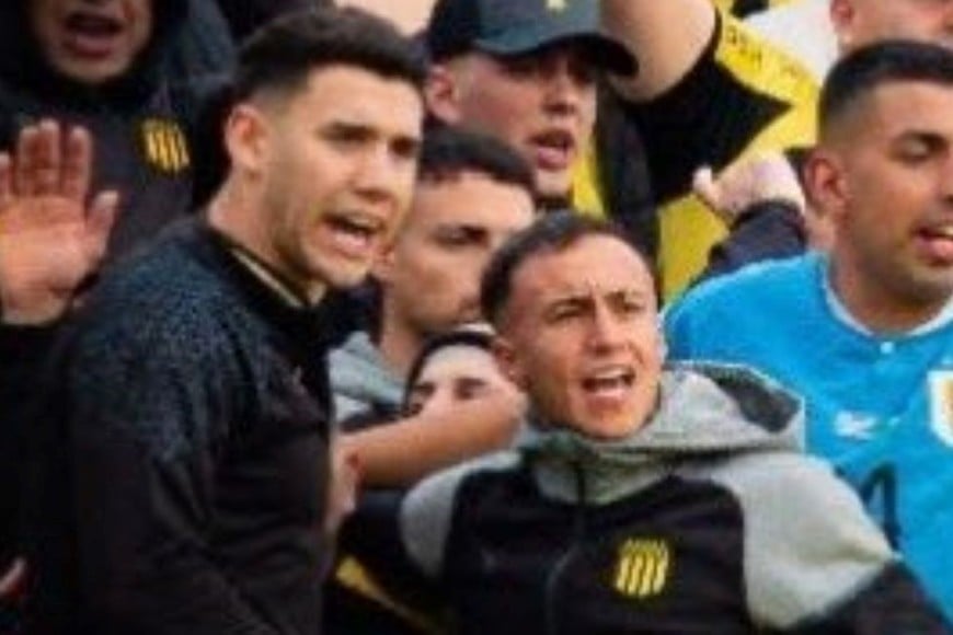 La foto de la polémica. José Pablo Neris, el domingo 4 de agosto, en la tribuna Amsterdam del Estadio Centenario alentando a Peñarol como un hincha más en el clásico con Nacional. La foto provocó el enojo de los dirigentes del Defensor Sporting, que lo tenía casi fichado. Para Colón, en sequía de goleadores, no hay mal que por bien no venga. Foto: Gentileza Andrés Cancellara/Uruguay