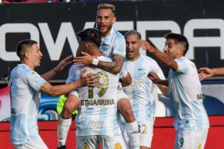 El festejo del Decano que se prende a la punta. Crédito: Prensa Atlético Tucumán