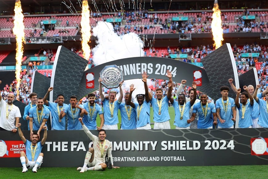 Soccer Football - Community Shield - Manchester United v Manchester City - Wembley Stadium, London, Britain - August 10, 2024
Manchester City's Kevin De Bruyne lifts the trophy as he celebrates with teammates after winning the Community Shield REUTERS/Toby Melville     TPX IMAGES OF THE DAY