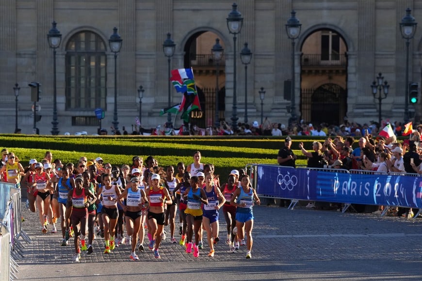 Paris 2024 Olympics - Athletics - Women's Marathon - Paris, France - August 11, 2024.
Daiana Ocampo of Argentina, Hellen Obiri of Kenya, Galbadrakhyn Khishigsaikhan of Mongolia and Clementine Mukandanga of Rwanda in action as they run past The Louvre museum during the race. REUTERS/Aleksandra Szmigiel