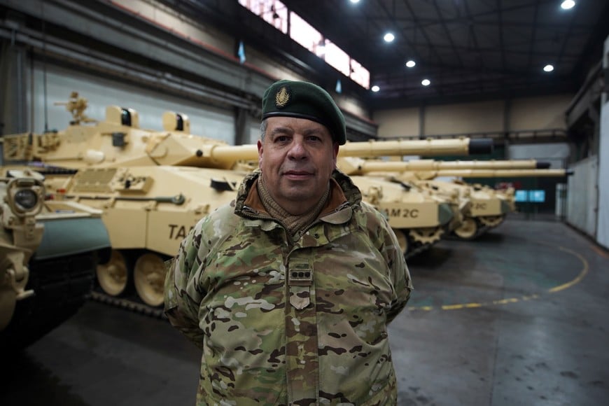 El Coronel Carlos Morales Occhi, explicó las características de los tanques. Foto: Fernando Nicola