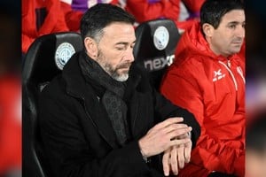 ¿Será hora de que se levante la inhibición?, parece preguntarse el Kily González. Su gesto adusto y de "pocos amigos" después del partido se debió no sólo a lo que pasó en el campo de juego, sino también a la situación que sigue sin resolución. Crédito: Ariel Carreras.