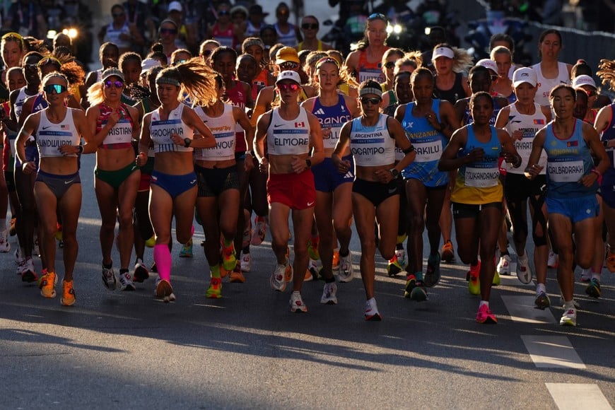 Paris 2024 Olympics - Athletics - Women's Marathon - Paris, France - August 11, 2024.
Dakotah Lindwurm of United States, Citlali Cristian of Mexico, Tereza Hrochova of Czech Republic, Malindi Elmore of Canada, Daiana Ocampo of Argentina, Clementine Mukandanga of Rwanda and Galbadrakhyn Khishigsaikhan of Mongolia in action. REUTERS/Aleksandra Szmigiel