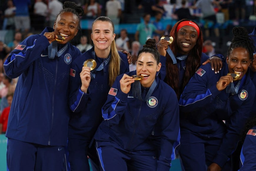 Paris 2024 Olympics - Basketball - Women's Victory Ceremony - Bercy Arena, Paris, France - August 11, 2024.
Gold medallists Jewell Loyd of United States, Sabrina Ionescu of United States, Kelsey Plum of United States, Kahleah Copper of United States and Chelsea Gray of United States pose for a photo with their medals. REUTERS/Brian Snyder