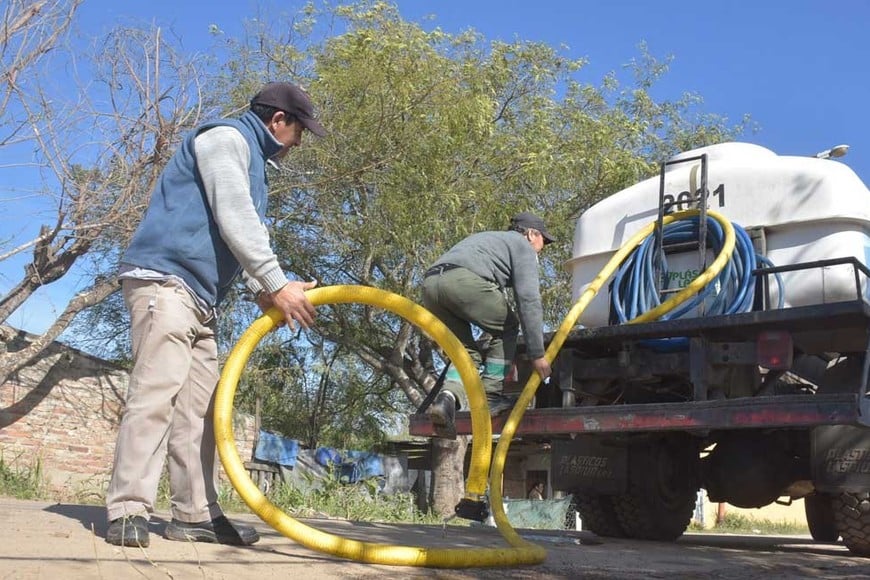 A nivel provincial 1.043 viviendas se proveen de agua a partir de camiones cisternas. Foto: Flavio Raina