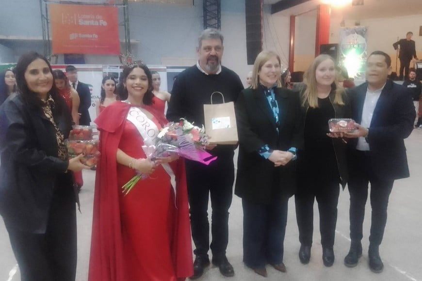 Entrega de presentes a la Representante Local electa, Camila Alzugaray, escoltada por la Subsecretaria de Producción Belén Sierra, el intendente Ramírez, la vicegobernadora Scaglia, la ministra Tejeda y el titular de turismo y deporte local, Ezequiel Ridolfi.