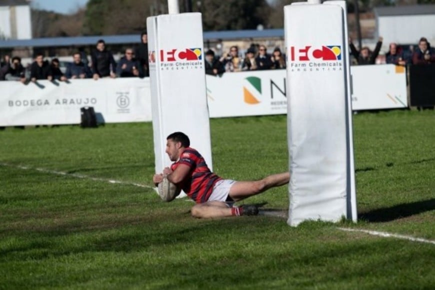 Prevosto marcando el único try de Jockey.