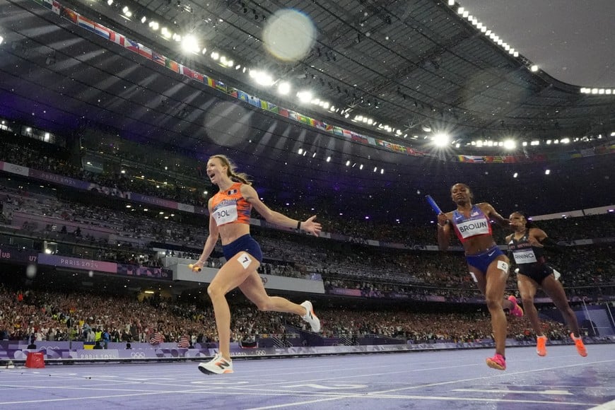 Paris 2024 Olympics - Athletics - 4 x 400m Relay Mixed Final - Stade de France, Saint-Denis, France - August 03, 2024.
Femke Bol of Netherlands crosses the line to win gold ahead of silver medallist Kaylyn Brown of United States and bronze medallist Amber Anning of Britain REUTERS/Fabrizio Bensch     TPX IMAGES OF THE DAY