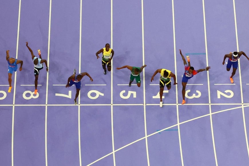 Paris 2024 Olympics - Athletics - Men's 100m Final - Stade de France, Saint-Denis, France - August 04, 2024.
Noah Lyles of United States crosses the line to win gold ahead of silver medallist Kishane Thompson of Jamaica and bronze medallist Fred Kerley of United States REUTERS/Fabrizio Bensch     TPX IMAGES OF THE DAY