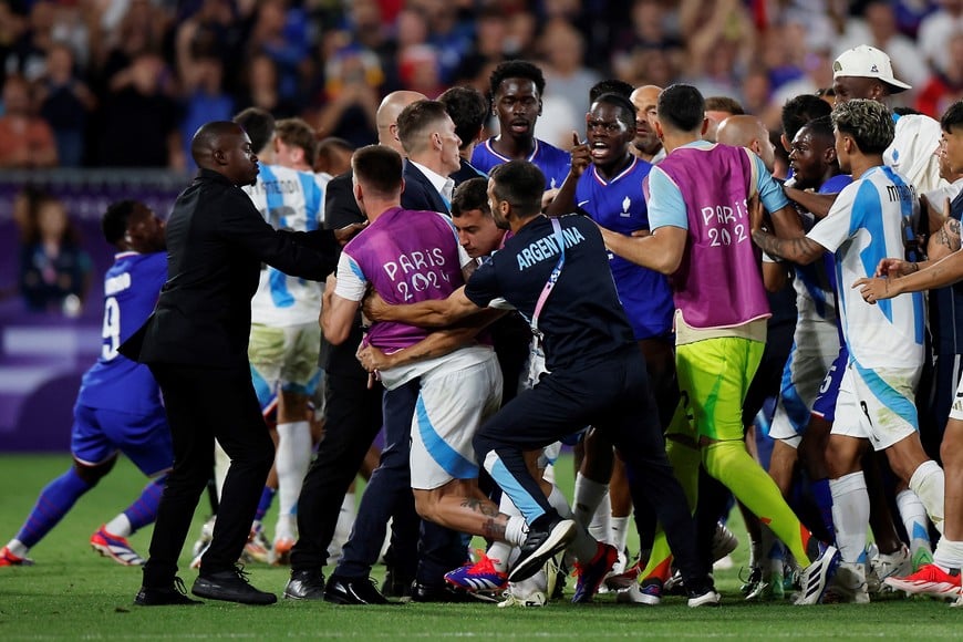 Paris 2024 Olympics - Football - Men's Quarter-final - France vs Argentina - Bordeaux Stadium, Bordeaux, France - August 02, 2024.
Castello Lukeba of France clashes with Argentina players after the match. REUTERS/Stephane Mahe